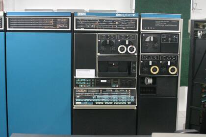 Un sistema PDP-10 como el que se usaba en 1971 y donde comenzó a difundirse el gusano Creeper