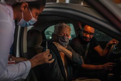 Un sitio de vacunación drive-thru para personas mayores de 85 años en el estadio Pacaembu en Sao Paulo el 21 de febrero de 2021