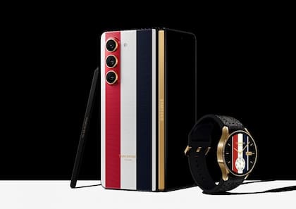 Un smartphone de Samsung en la versión rediseñada por Thom Browne