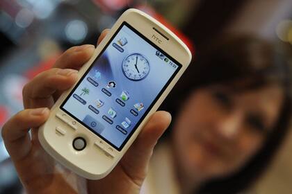 Un smartphone HTC con acceso a Android Market, la tienda de aplicaciones del sistema operativo de Google para teléfonos móviles