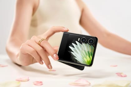 Un smartphone plegable Phantom V Flip2 de Tecno