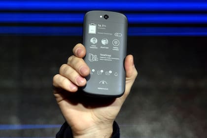 Un smartphone Yotaphone; la pantalla trasera es de tinta electrónica y no consume energía mientas muestra información