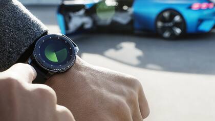 Un smartwatch para controlar funciones del automóvil a distancia