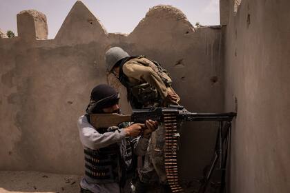 Un soldado afgano dispara una ametralladora contra posiciones de los talibanes en Lashkar Gah, Afganistán, el 10 de mayo de 2021