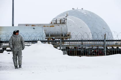 Un soldado camina en una instalación de radar en la isla Alexandra Land cerca de Nagurskoye, Rusia.