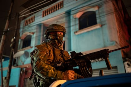 Un soldado de la 5ta Brigada de Infantería monta guardia en un operativo de seguridad en Guayaquil