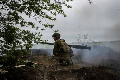 Un soldado de la Brigada Mecanizada 28 del ejército ucraniano disparaba un cañón SPG-9 contra un objetivo ruso en dirección a Bakhmut, desde una trinchera en el este de Ucrania. (Tyler Hicks/The New York Times)