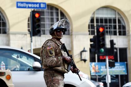 Un soldado de la Guardia Nacional de EEUU vigila Hollywood Blvd