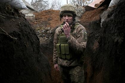  Un soldado de las Fuerzas Militares de Ucrania habla mientras mantiene su posición en la línea del frente con los separatistas respaldados por Rusia, cerca de Novolugansk, en la región de Donetsk, el 17 de febrero de 2022. 