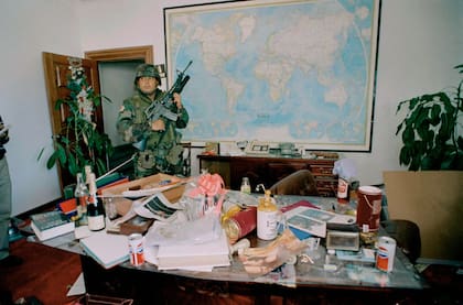Un soldado del ejército estadounidense monta guardia en el despacho del general Manuel Noriega en Ciudad de Panamá en diciembre de 1989. (ARCHIVO - AP)