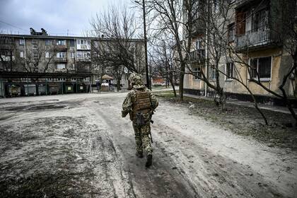 Un soldado del ejército ucraniano camina por la localidad de Schastia, cerca de la ciudad de Lugansk, en el este de Ucrania, el 22 de febrero de 2022, un día después de que Rusia reconociera las repúblicas separatistas del este de Ucrania y ordenara al ejército ruso enviar tropas allí como "fuerzas de paz".