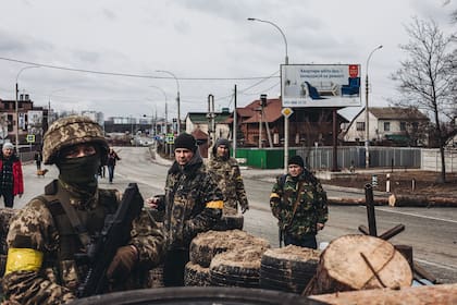 Un soldado del ejercito ucraniano en un check point de la ciudad de Irpin