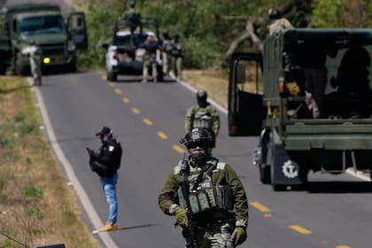 Un soldado despeja una barricada en una carretera que conduce a Tapalpa, México, el lunes 23 de febrero de 2026