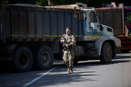 Un soldado estadounidense de la OTAN que presta servicio en Kosovo patrulla junto a una barricada de carretera levantada por personas de etnia serbia cerca de la ciudad de Zubin Potok el 1 de agosto de 2022. 