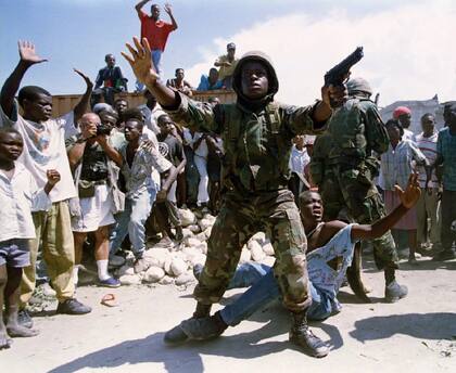 Un soldado estadounidense en Puerto Príncipe, Haití, tras el lanzamiento de un artefacto explosivo en una marcha pro-Aristide en septiembre de 1994. (Getty Image)