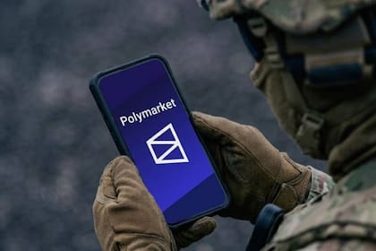 Un soldado estadounidense fue detenido bajo cargos de fraude y uso indebido de información clasificada tras realizar 13 apuestas en la plataforma Polymarket