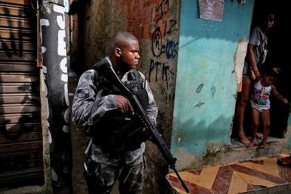 Un soldado hace guardia como parte de una operación en la Favela da Kelson