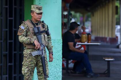Un soldado hace guardia en Nueva Concepción, departamento de Chalatenango, El Salvador.
