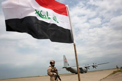 Un soldado iraquí en la base aérea de Qayyarah, cerca de Mosul; tropas norteamericanas se retiraron de Irak por la pandemia de coronavirus y persiste el miedo por posibles ataques del Estado Islámico