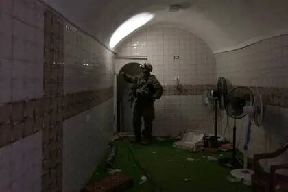 Un soldado israelí de pie en un túnel subterráneo de Hamas.