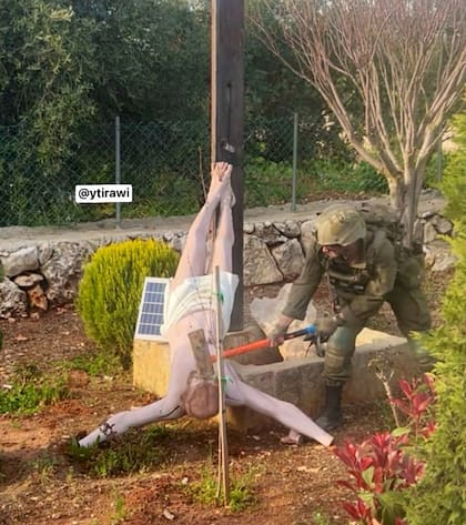 Un soldado israelí destroza la cabeza de una estatua de Jesucristo durante unas operaciones en el sur del Líbano.