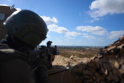 Un soldado israelí en un puesto militar que vigila la llamada Línea Amarilla, el martes 26 de mayo de 2026, en la Franja de Gaza