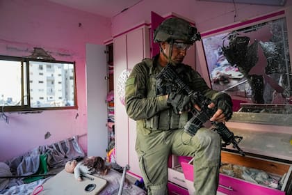 Un soldado israelí está en un departamento durante una operación terrestre en la Franja de Gaza, 8 de noviembre de 2023. (AP Foto/Ohad Zwigenberg)