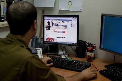 Un soldado israelí visita la página de Facebook de las Fuerzas de Defensa de Israel, que adoptó el concepto de ludificación con un sistema que otorga puntos a los visitantes que comparten las noticias de su sitio web
