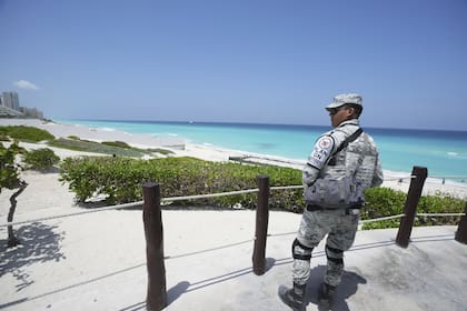 Un soldado mexicano hace guardia en una playa antes de la llegada prevista del huracán Beryl, en Cancún, México, el miércoles 3 de julio de 2024