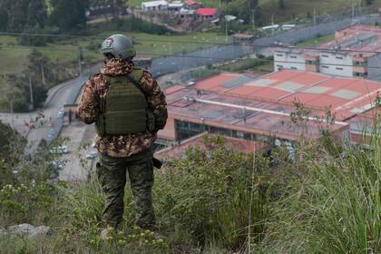 Un soldado monta guardia cerca de la cárcel de Turi, Ecuador