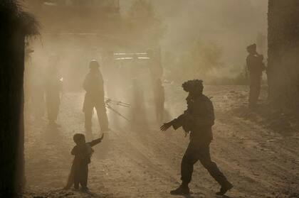 Un soldado norteamericano saluda a un niño en Afganistán