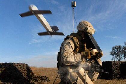 Un soldado opera un Switchblade, tambien llamados "drones kamikaze"