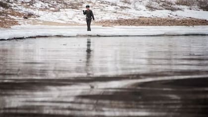 Un soldado patrulla la orilla del río Yalu, un río fronterizo entre China y Corea del Norte
