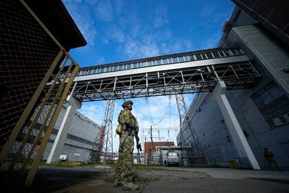 Un soldado ruso monta guardia en una parte de la usina nuclear de Zaporiyia en territorio ucraniano bajo control ruso, 1 de mayo de 2022. 