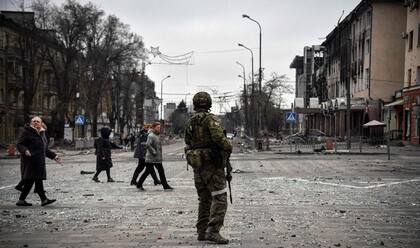 Un soldado ruso vigila en una calle de Mariupol, una ciudad que todavía resiste la invasión