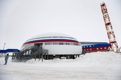 Un soldado se encuentra en un atrio central de la base militar rusa en el Ártico llamado "Trébol Ártico" en la isla Alexandra Land