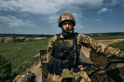 Un soldado ucraniano cerca de Bakhmut, una ciudad oriental donde se han librado feroces batallas contra las fuerzas rusas, en la región de Donetsk, Ucrania, el lunes 15 de mayo de 2023.