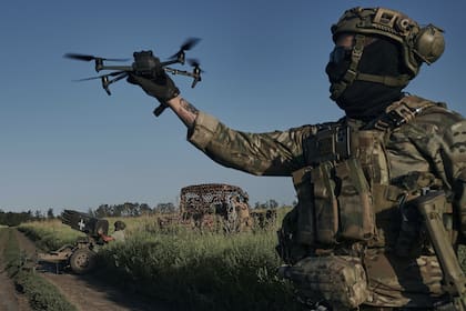 Un soldado ucraniano de la 28ª brigada lanza un dron en la línea del frente cerca de Bajmut, Ucrania, domingo 20 de agosto de 2023. (AP Photo/Libkos)