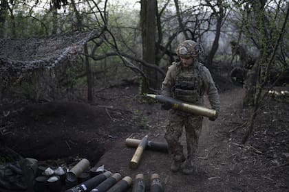 Un soldado ucraniano de la brigada Azov, en dirección a Kreminna, región de Donetsk. (AP/Alex Babenko)