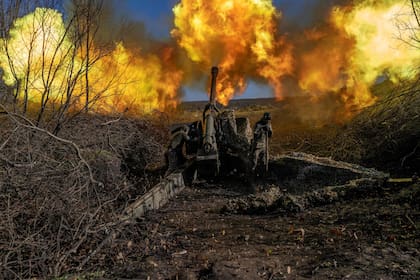 Un soldado ucraniano de una unidad de artillería dispara hacia las posiciones rusas en las afueras de Bakhmu, Donetsk, el 8 de noviembre de 2022, en medio de la invasión rusa de Ucrania.