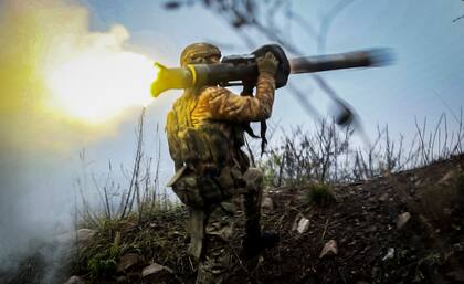 Un soldado ucraniano dispar un misil antitanque en una ubicación no revelada en la región de Donetsk, Ucrania, el 17 de noviembre de 2022. (AP Foto/Roman Chop)