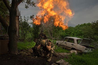 Un soldado ucraniano dispara un mortero contra posiciones rusas en la línea del frente cerca de Bakhmut, región de Donetsk, Ucrania, el 28 de mayo de 2023. (Foto AP/Efrem Lukatsky)