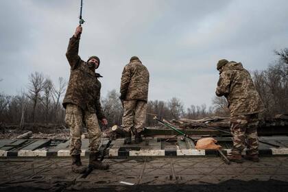 Un soldado ucraniano en la región de Donetsk. (Photo by YASUYOSHI CHIBA / AFP)