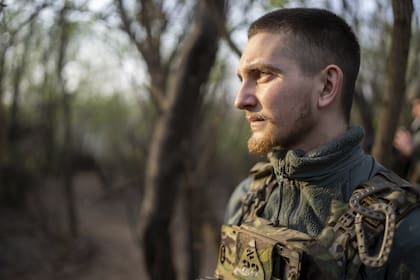 Un soldado ucraniano, en su posición en el frente de batalla cerca de Kreminna, en la región de Donetsk. (AP/Alex Babenko)