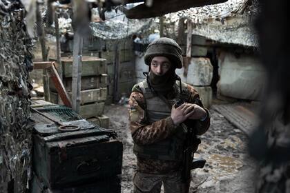 Un soldado ucraniano en una posición en el frente en Zaitseve, en la región de Lugansk, ante la amenaza rusa. (Tyler Hicks/The New York Times)
