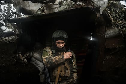 Un soldado ucraniano, en una zanja cerca del frente de batalla en la región de Donetsk. (Tyler Hicks/The New York Times)