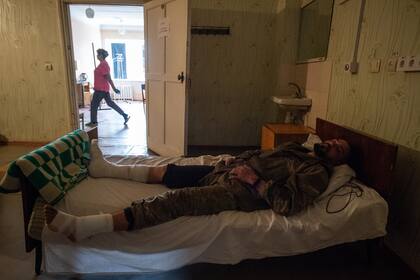 Un soldado ucraniano herido es atendido en el Hospital de Kramatorsk