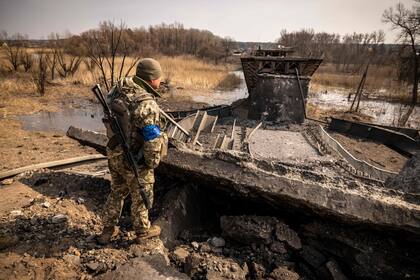 Un soldado ucraniano junto a un puente destruido en Rohan, al este de Kharkiv