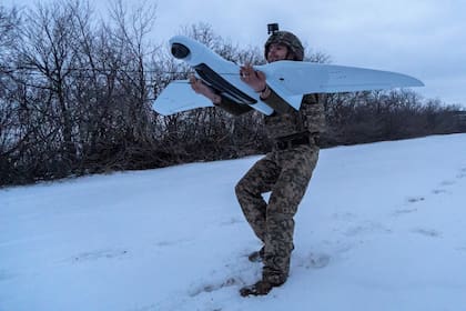 Un soldado ucraniano lanza un dron de reconocimiento en la región de Kharkiv (Archivo)