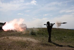 Un soldado ucraniano lanza un misil portátil en Donetsk (Photo by Anatolii Stepanov / AFP)